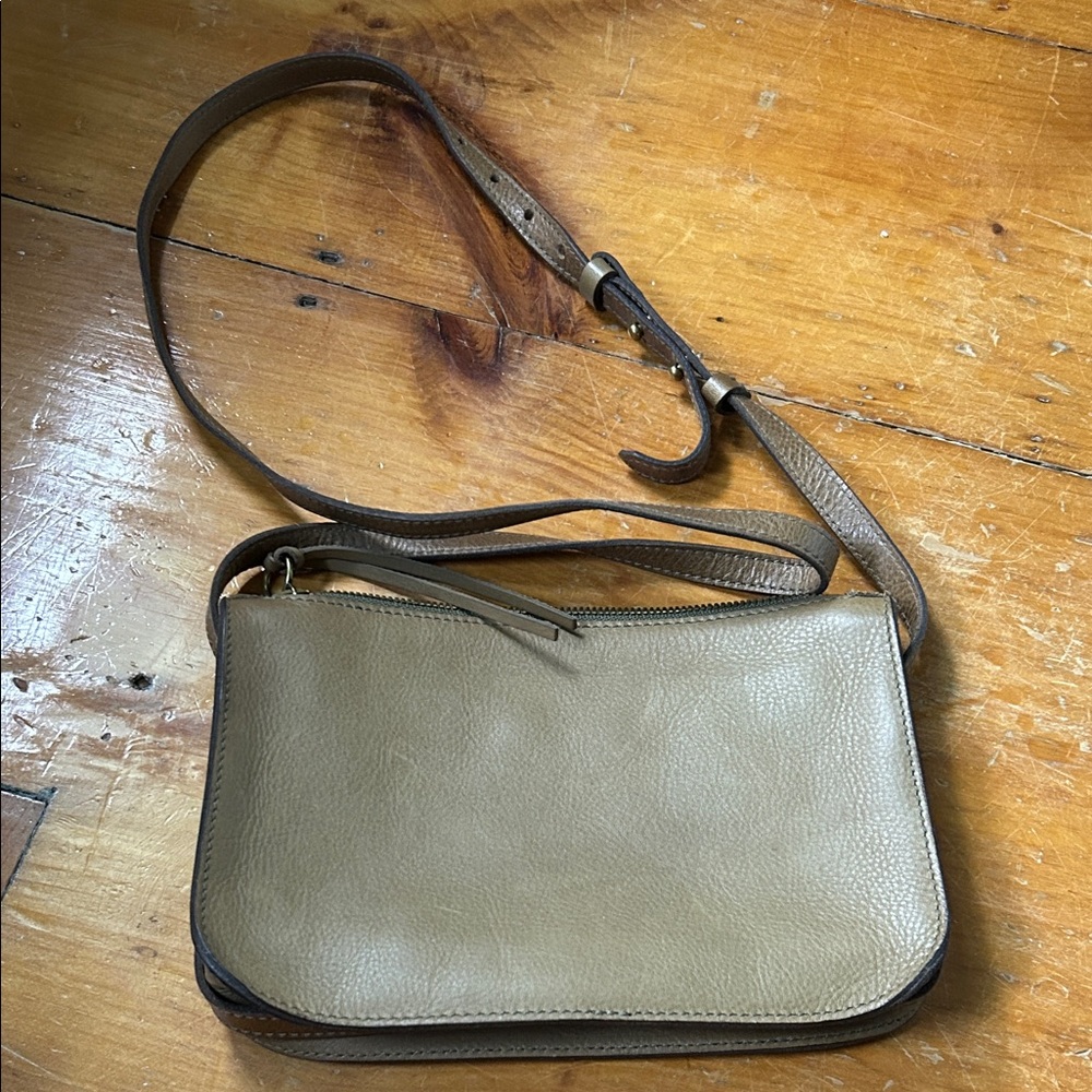 Elegant Tan Leather Shoulder Bag